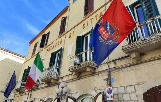 Bandiere a mezz'asta a Palazzo di città